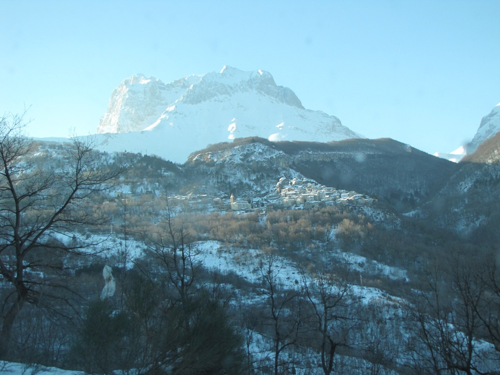 La traversata alta del Gran Sasso (da lontano)